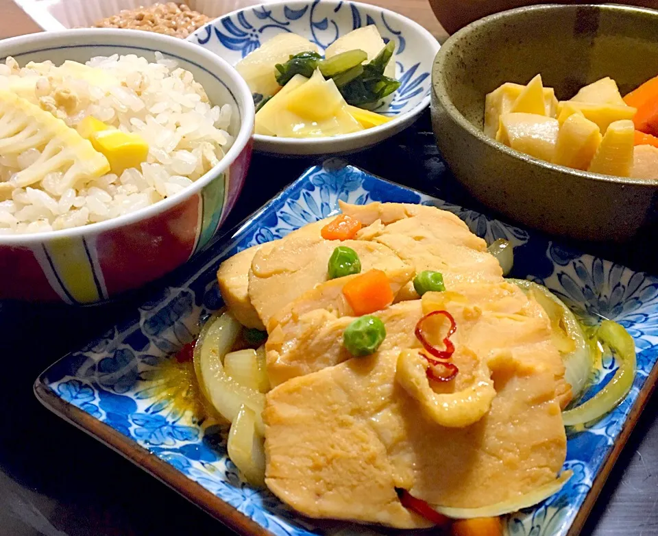 Snapdishの料理写真:単身赴任の晩ごはん🌃🌠
鶏胸肉のガーリック醤油ソテー^(  ˙◊˙  )^
タケノコと鶏の煮物
納豆（芥子、めんつゆ）
ワカメと切り干し大根のスープ
たけのこご飯
大根醤油漬
タケノコ姫皮の甘酢漬|ぽんたさん