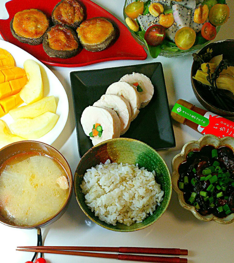 Today's #dinner #Homemade 🍴今日の晩御飯 #夕飯 #うちごはん #おうちごはん #マンゴー #りんご #鶏胸肉 #椎茸 #タケノコ #わらび #どて煮 #もち麦ごはん #味噌汁|まめさん