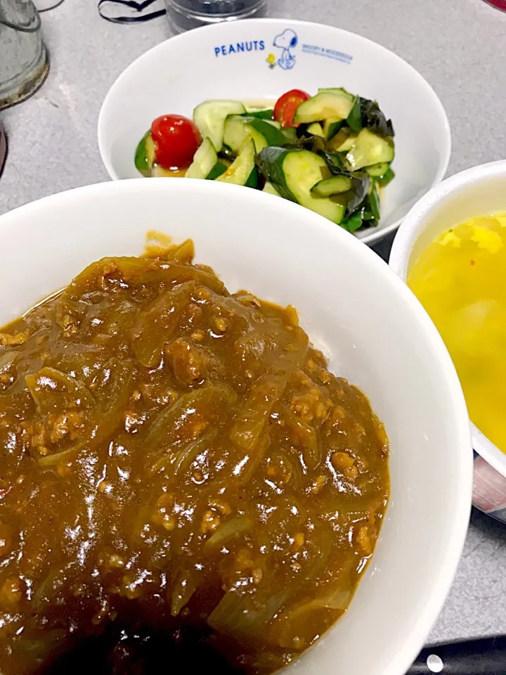 もち麦飯新玉挽肉カレー丼、キュウリわかめトマト酢の物、ラーメン|ms903さん