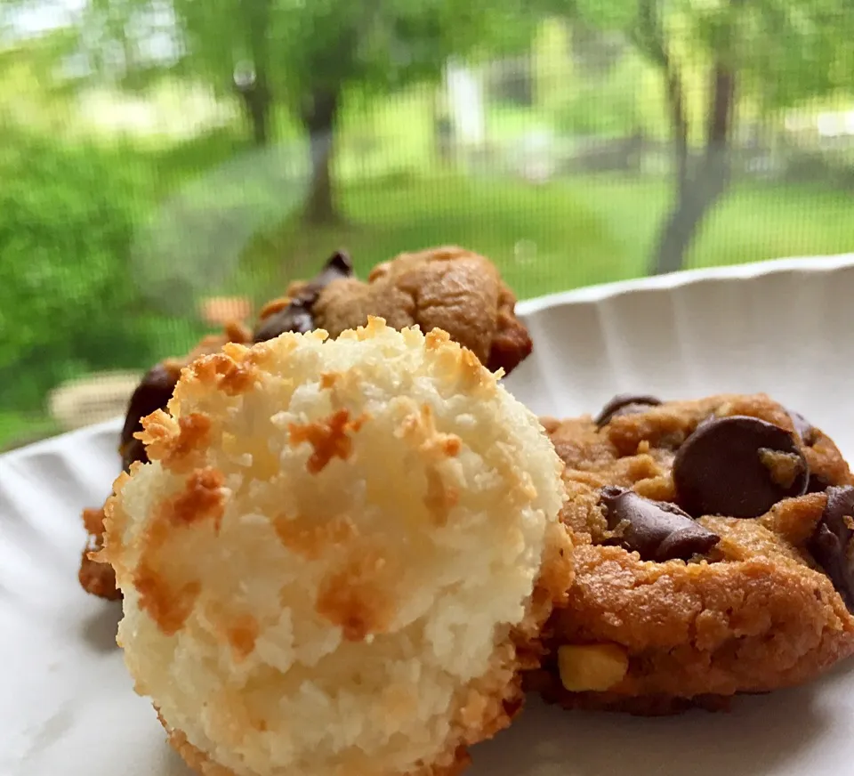 Coconut macaroons and peanut butter chip treats. GF|Dean M Rogersさん