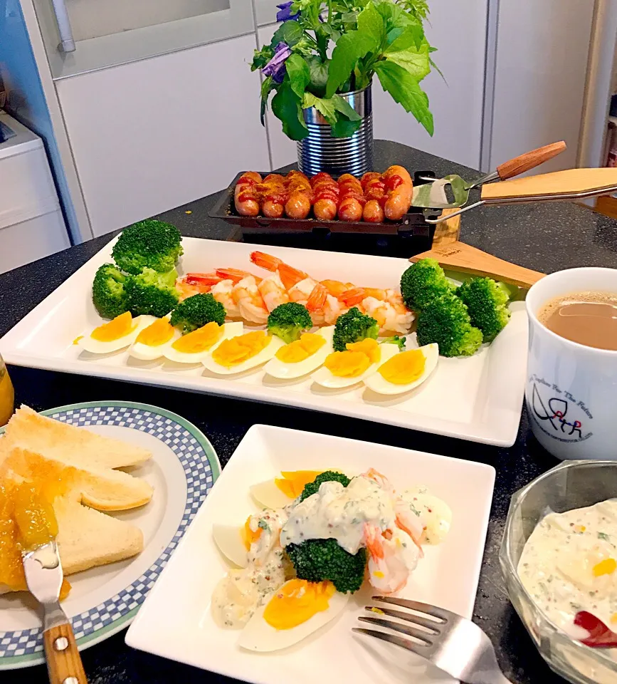 タルタルソースたっぷり乗せたサラダと
カリーヴルストで朝ごパン。|シュトママさん