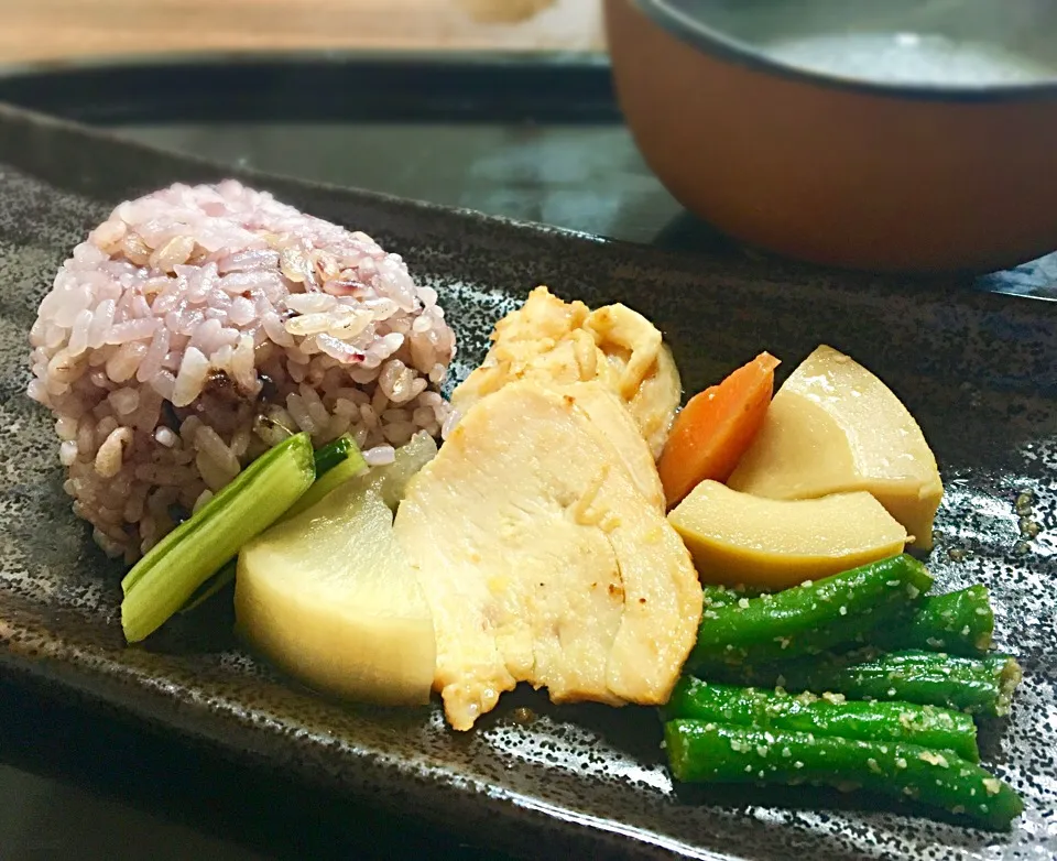 単身赴任の朝ごはん🌄☀️
鶏胸肉のマヨ生姜焼き
鶏とタケノコの煮物
インゲン胡麻和え
大根醤油漬
ワカメと切り干し大根のスープ
黒米麦ご飯|ぽんたさん