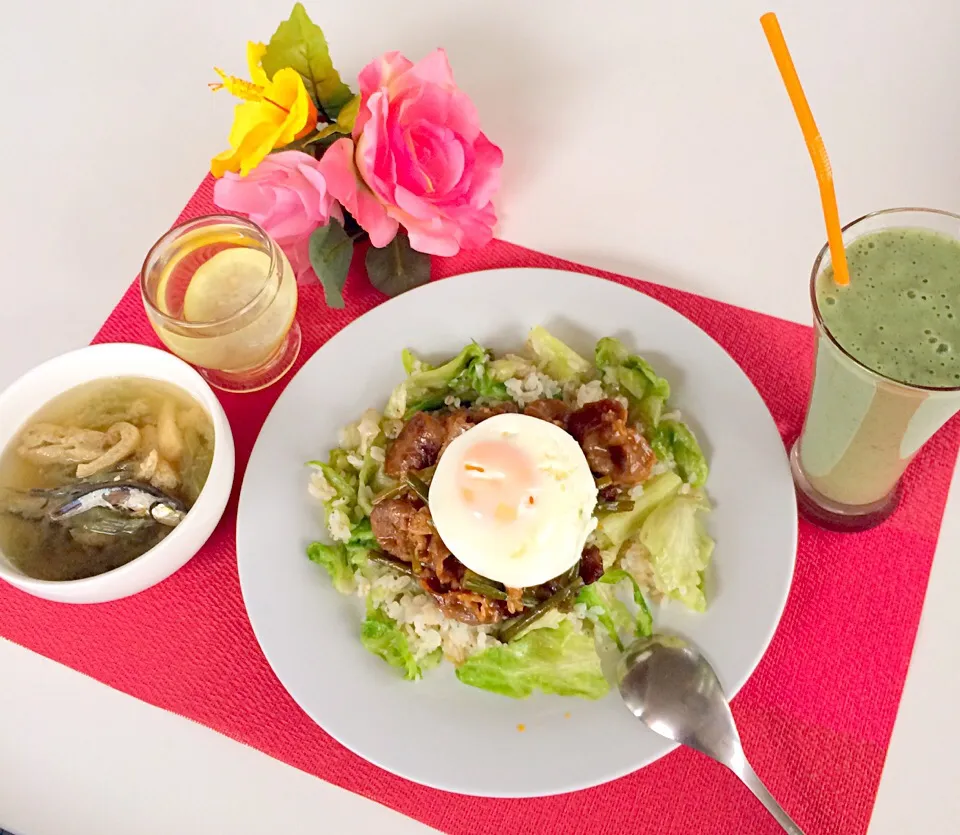 朝ごはんは勝負飯( ◠‿◠ )
レタスチャーハンの焼肉カルビー盛り盛り〜〜🤗💪目玉焼き🍳💖🎵
やっぱり朝肉最高〜〜(￣▽￣)
元気玉の源（笑）🙌🙌🙌💪
ふきと揚げの味噌汁(^.^)かたくちいわし入り✌️🤗
いつものレモン水🍋
いつもの甘酒スムージー🤗🎵🎵🎵|はみちゃんさん