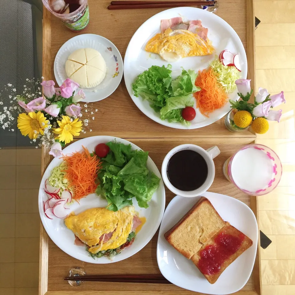 Snapdishの料理写真:5/14雲空…休日モーニング❤︎
・ピーチメルバジャム&バタートースト
・妖怪ウォッチミルク蒸しパン
・ベーコン入りお好み焼き風オムレツ
・サラダ
・珈琲
・ミルク|Makinsさん