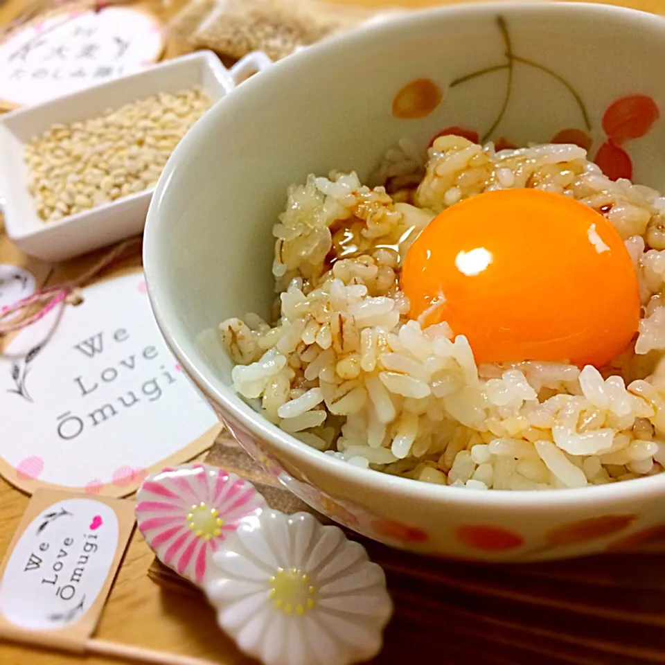 Snapdishの料理写真:もち麦ごはん・卵かけご飯🍚／We Love Omugi❤︎!|angiee♡さん