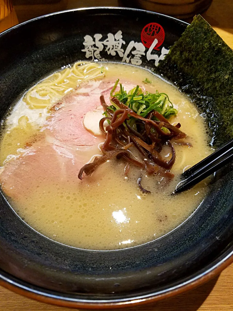 塩豚骨ラーメン
新大阪　龍旗信LEO|nobさん