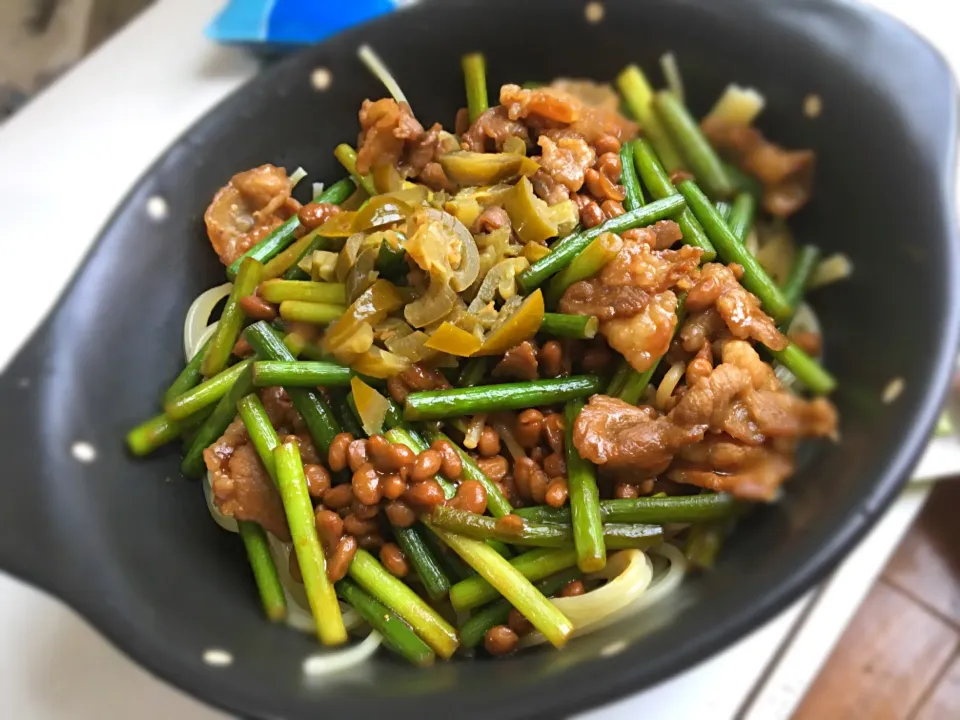 ニンニクの芽と納豆の赤味噌ソースパスタ|カジータさん