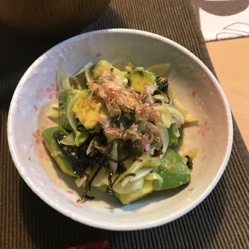 Snapdishの料理写真:新たまねぎとアボカドのやみつきサラダ|こずこずさん