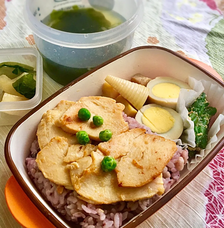 単身赴任の昼ごはん☀️
🍴✨鶏の生姜焼き弁当
鶏胸肉の生姜焼き  鶏とタケノコの煮物
味付け玉子🥚 インゲン胡麻和え
大根醤油漬  わかめスープ|ぽんたさん