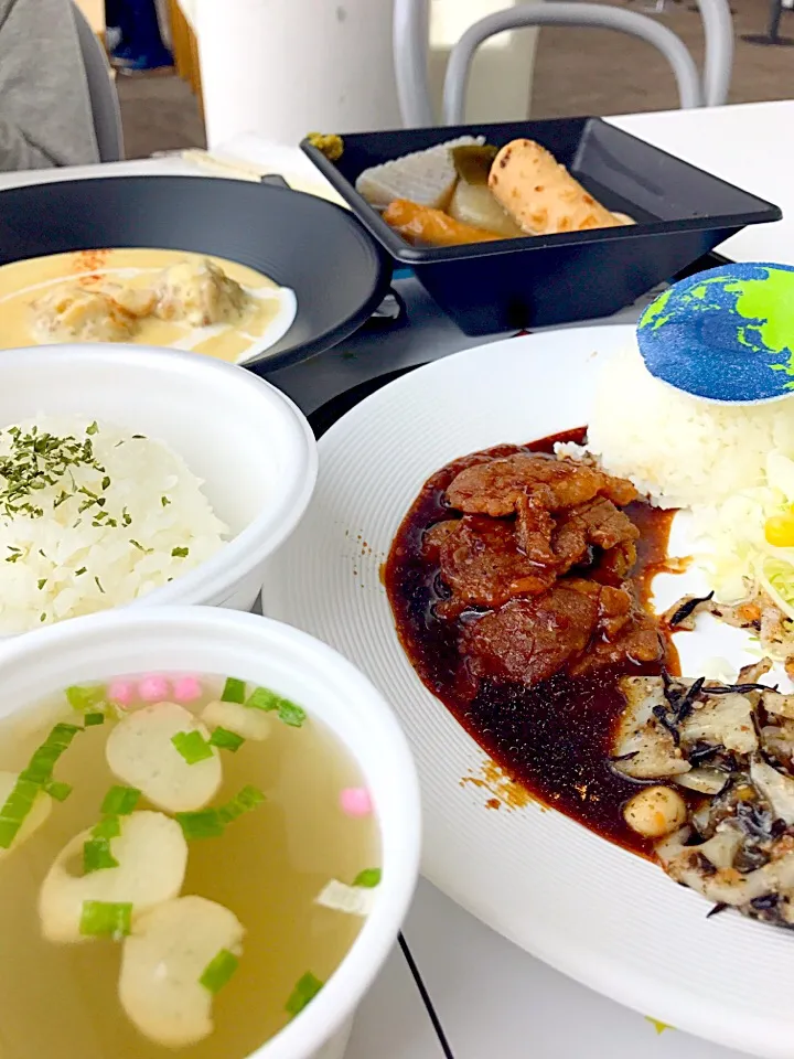 白いカレー＆竜田揚げ🍛🍴  地球プレート🌎  牛炙り焼き  蓮根とひじきの煮物  キャベツとコーンのサラダ  鶏だしスープ  おでん🍢  地球肉まん🌍|ch＊K*∀o(^^*)♪さん