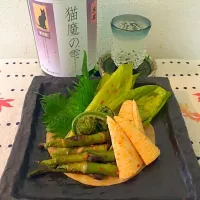 Snapdishの料理写真:筍と三種の山菜の自家製キムチ
末廣 純米吟醸無濾過生原酒 猫魔の雫（福島）|藤井裕之さん