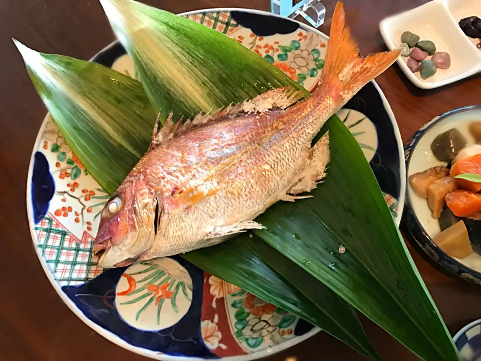 Snapdishの料理写真:長男 食い初め 鯛の塩焼き
三角で釣って バランを探して 焼き方は玄人でしょ(^^)|みちるさん