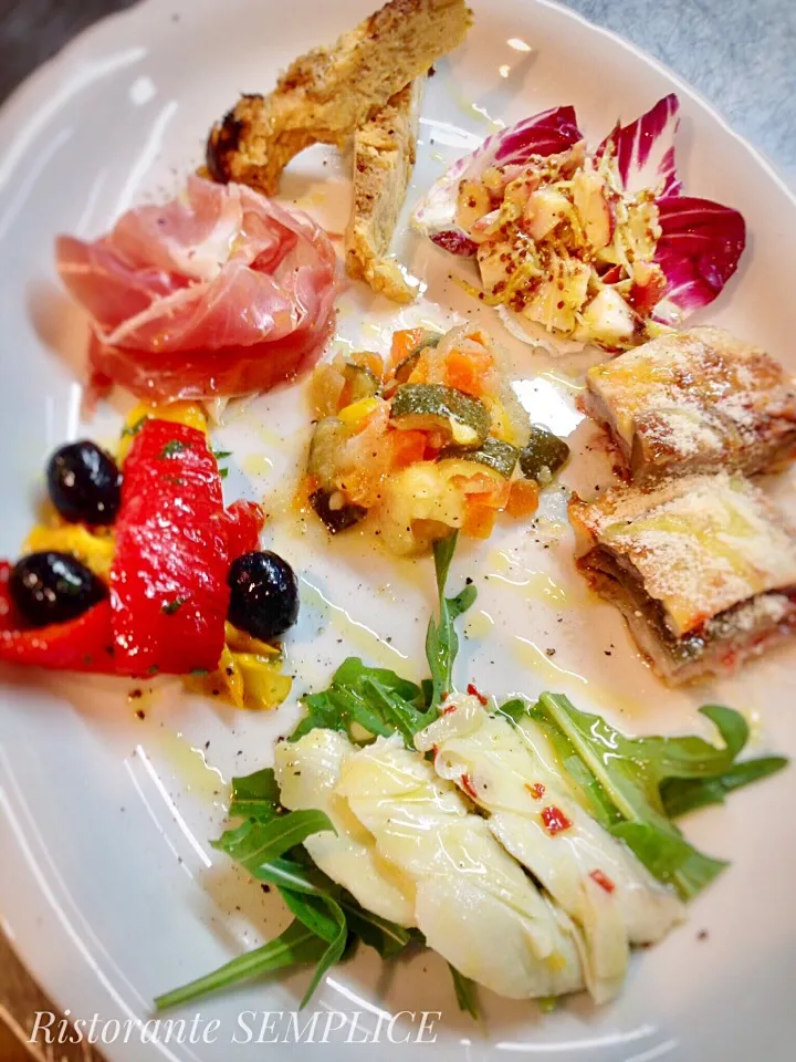 Snapdishの料理写真:イタリアの特別料理
Antipasto misto
アンティパスト・ミスト

 イタリア料理のはじめに出てくる華やかな前菜の盛合せ♪ 野菜や魚介を丁寧に作り込んだ前菜や、生ハムなどの軽めの料理が綺麗に並んで一気にテンションが上がります‼︎

Antipasto Freddoは冷たい前菜。フレッシュなトマトにモッツアレッ|emamaさん