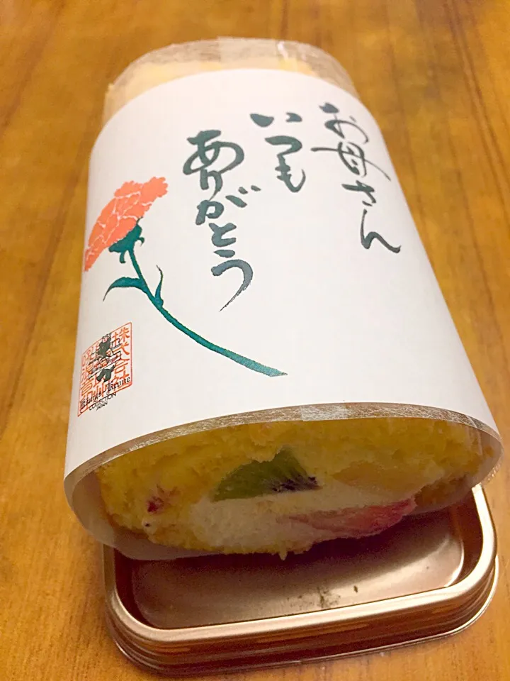 Snapdishの料理写真:🌹今日は母の日🌹
🍌🍇フルーツロールケーキ🍓🍈|himeさん