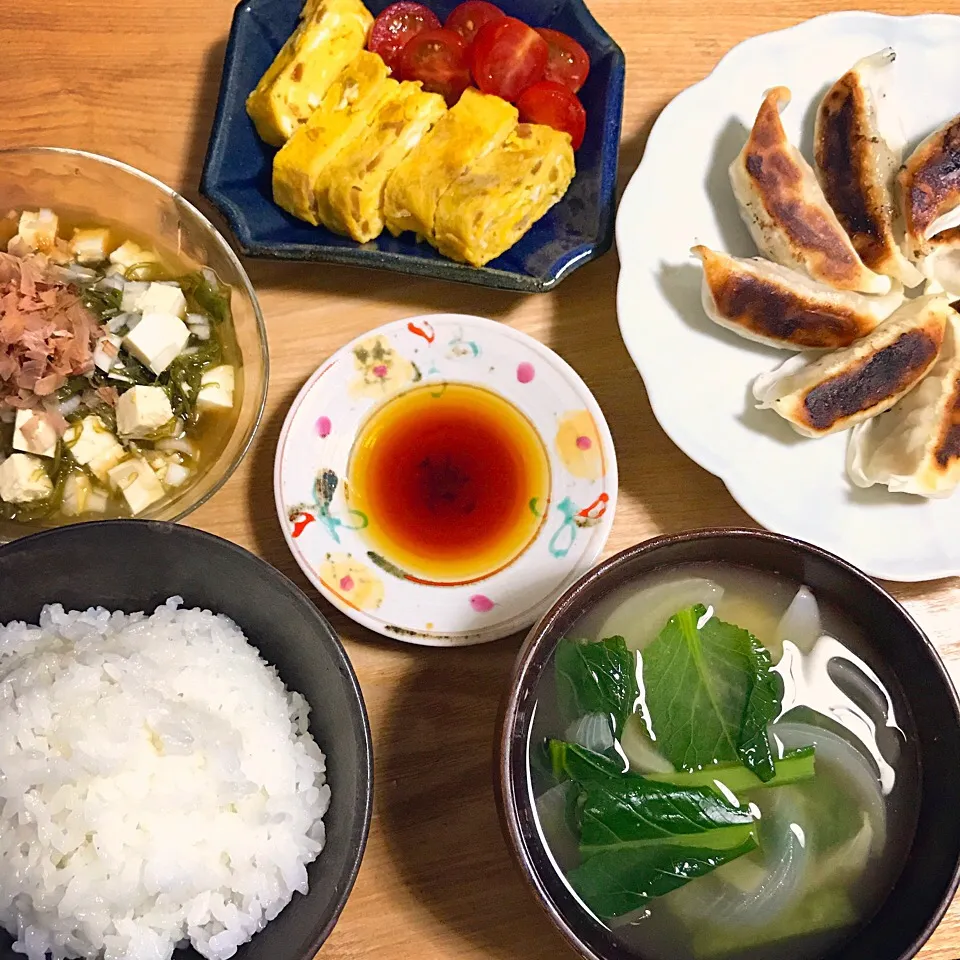 Snapdishの料理写真:餃子／生姜の味噌漬け入り卵焼き／ミニトマト／めかぶと豆腐の和え物／新玉ねぎと小松菜の味噌汁|mogwaiさん