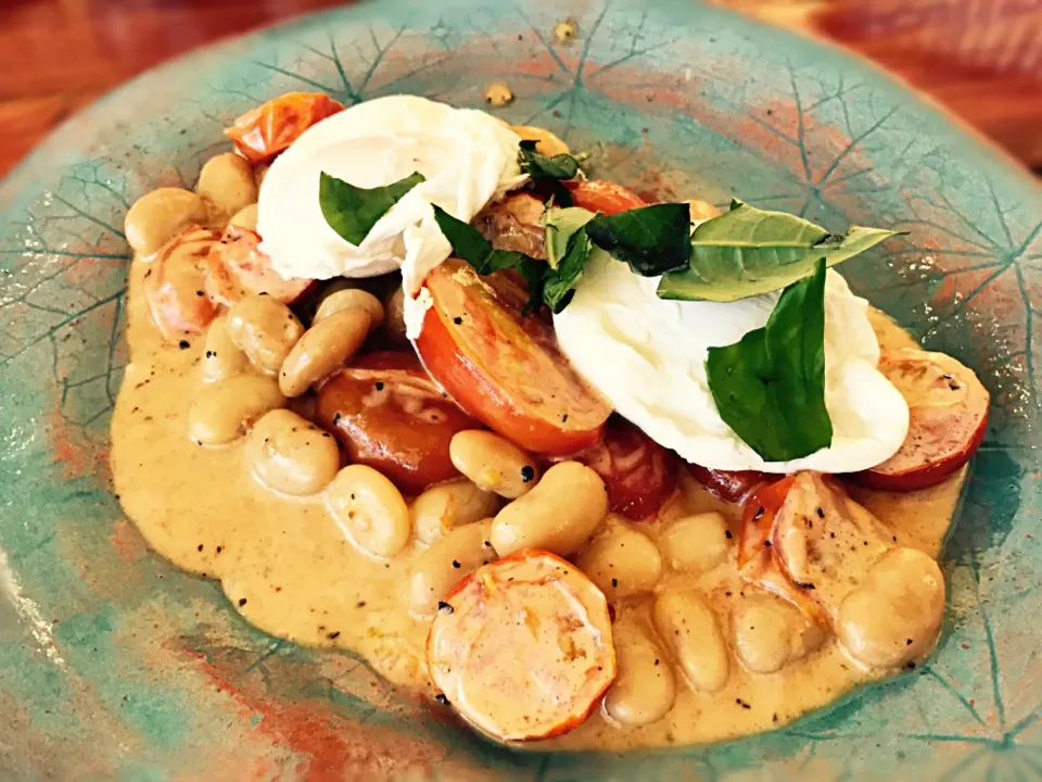 #poachedeggs #whitebeans #tomato #cream #oliveoil #basil #vegetarian|Sergio Lacuevaさん