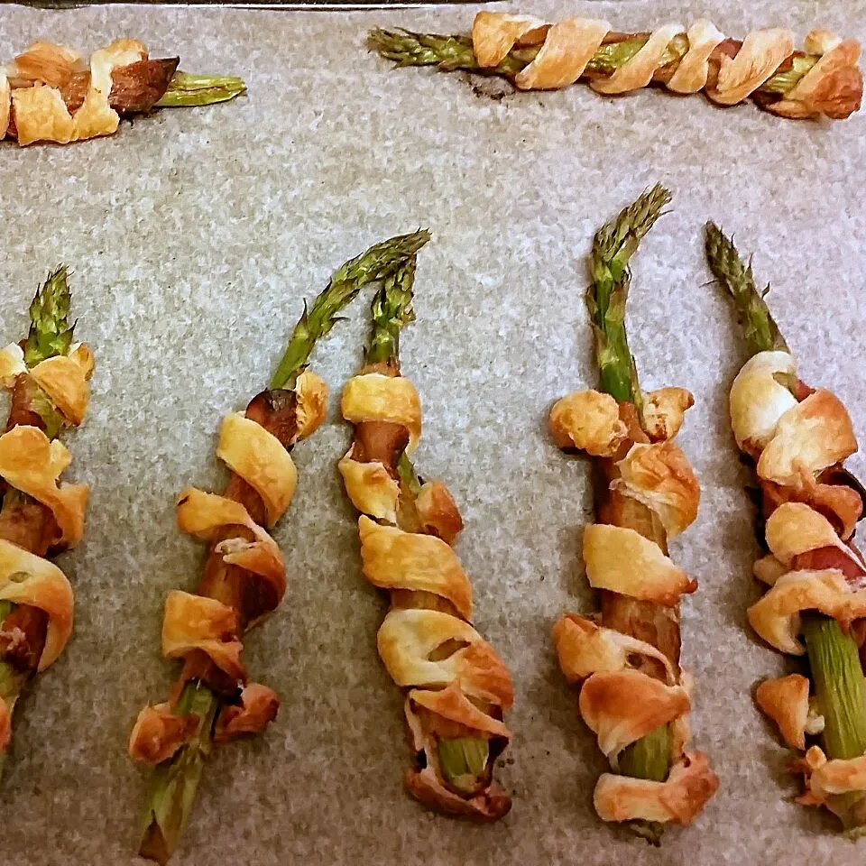 Baked Asparagus rolled in ham bacon and butter dough
- ready in only 18 minutes with 190° no other pan necessary 😄|Najeskaさん