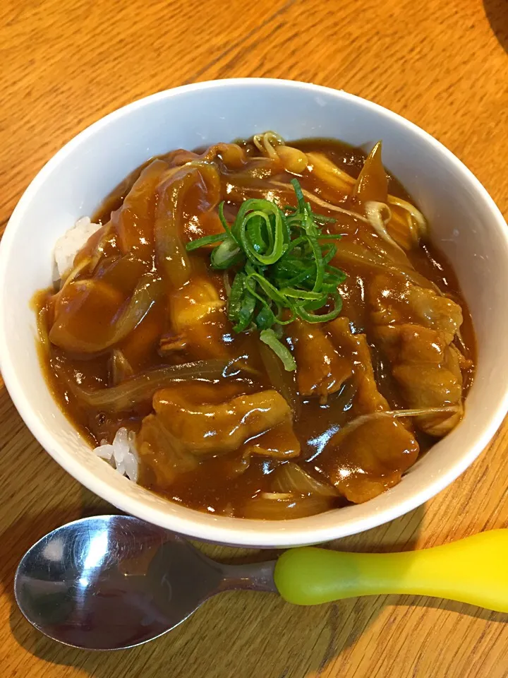 お出汁のきいた  お蕎麦屋さんの和風カレー丼|まつださんさん