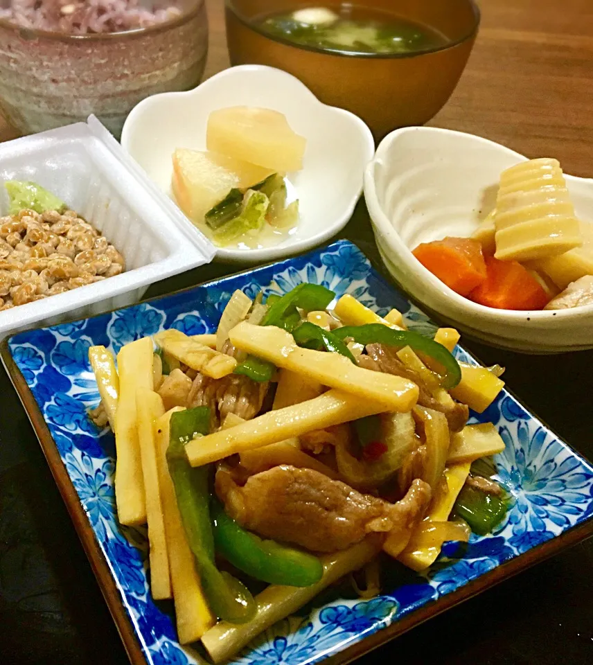 単身赴任の晩ごはん🌃💫
青椒肉絲
鶏とタケノコの煮物
納豆（わさび、めんつゆ）
ワカメと玉ねぎと揚げの味噌汁
大根の醤油漬
黒米麦ご飯|ぽんたさん