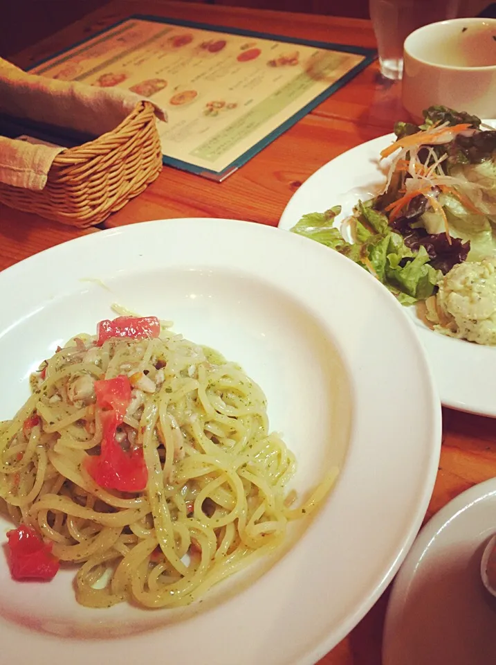 オイルサーディンとフレッシュトマトのバジルソースパスタ|papicoさん