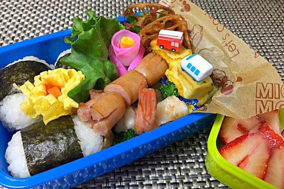 恒例の幼稚園お弁当5/12
おにぎり、海老としめじとブロッコリーの塩炒め、ウィンナー、レンコンチップス、はんぺんのピカタ。隙間埋めは、かまぼこの花飾りと薄焼き卵の花飾り。
デザートはいちご♪|usa_ringさん