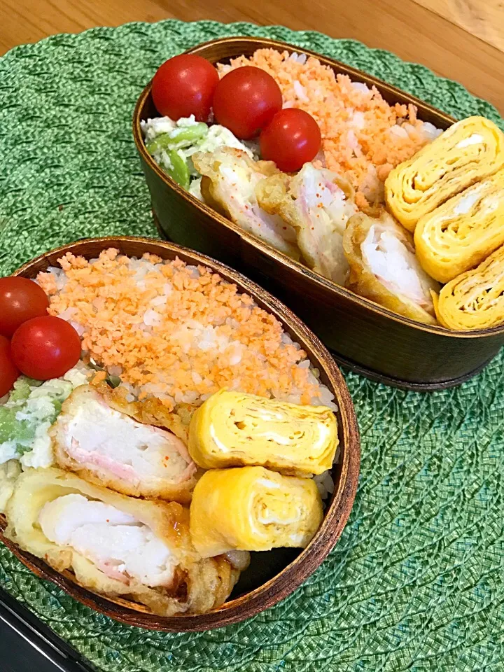 Snapdishの料理写真:ふたり弁当

鮭そぼろごはん
山芋のベーコン巻き天ぷら
卵焼き
そら豆のポテトサラダ
ミニトマト|ひななぎさん