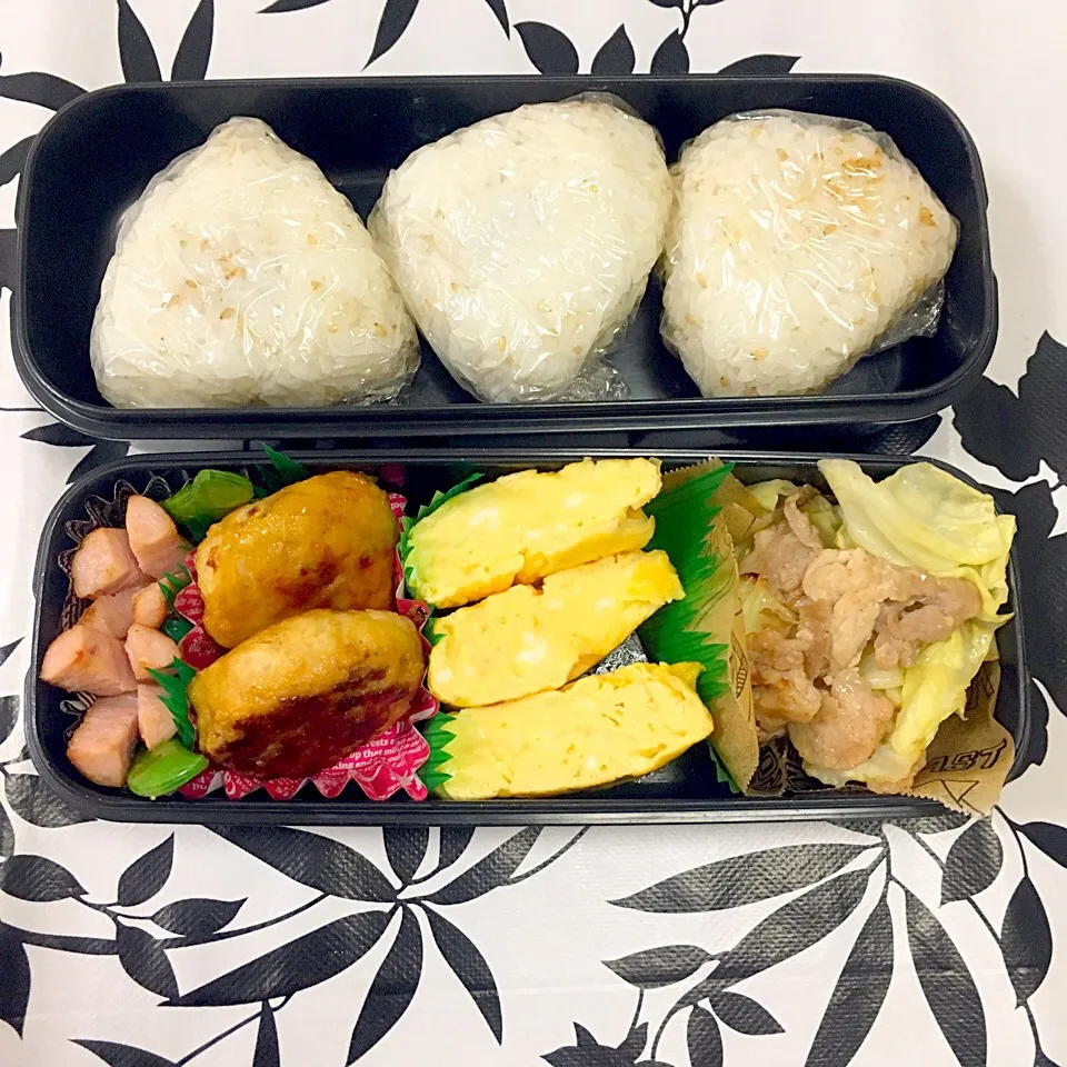 Snapdishの料理写真:息子のお弁当 キャベツと豚肉の中華風炒め 卵焼き 鳥ハンバーグ お花ウィンナー スナップえんどう おにぎり|keitakumamaさん