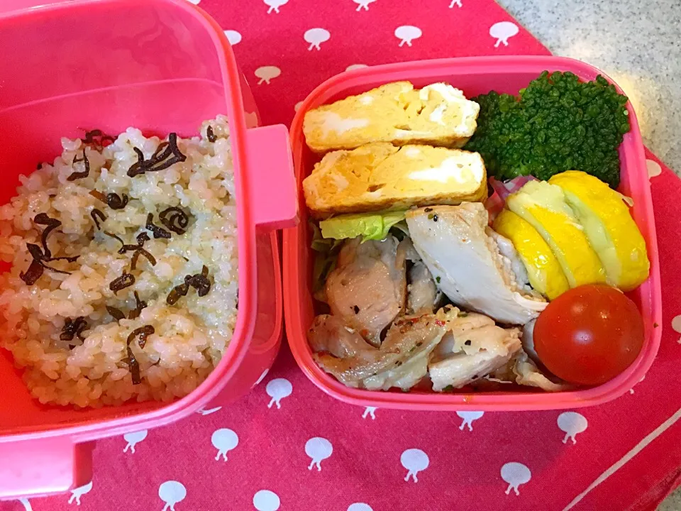 Snapdishの料理写真:☆5/15今日のお弁当☆〜チキンバジルレモンソテー、だし巻き卵、黄色ズッキーニのチーズ焼き、ブロッコリー、トマト〜|Satokoさん