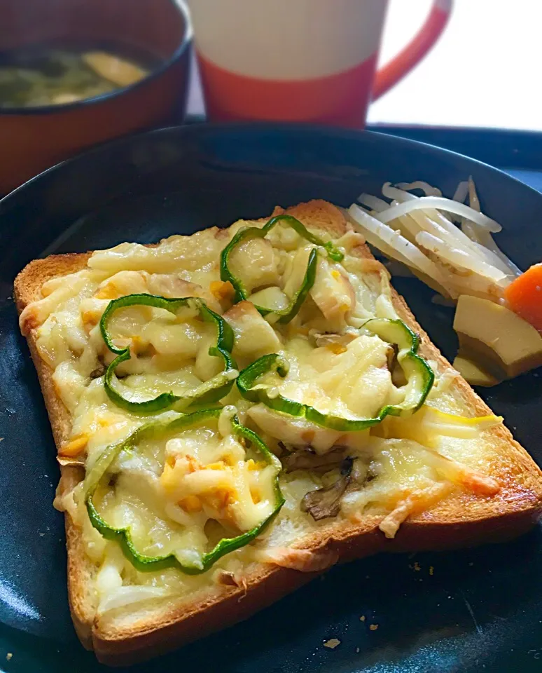 Snapdishの料理写真:単身赴任の朝ごはん🌅
味玉とタケノコ、舞茸のピザトースト🍕🍞
もやしナムル タケノコ 人参
ワカメと玉ねぎと揚げの味噌汁
コーヒー|ぽんたさん