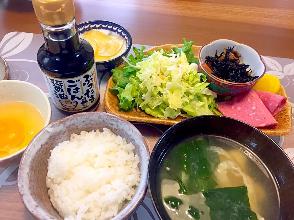 朝ごはん
卵かけご飯（ぶったまごはん醤油）、ハム、ひじきと揚げと人参の煮物、レタスと千切りキャベツ、たくあん、揚げと小松菜の味噌汁、煮リンゴ添えヨーグルト|かよちゃんさん