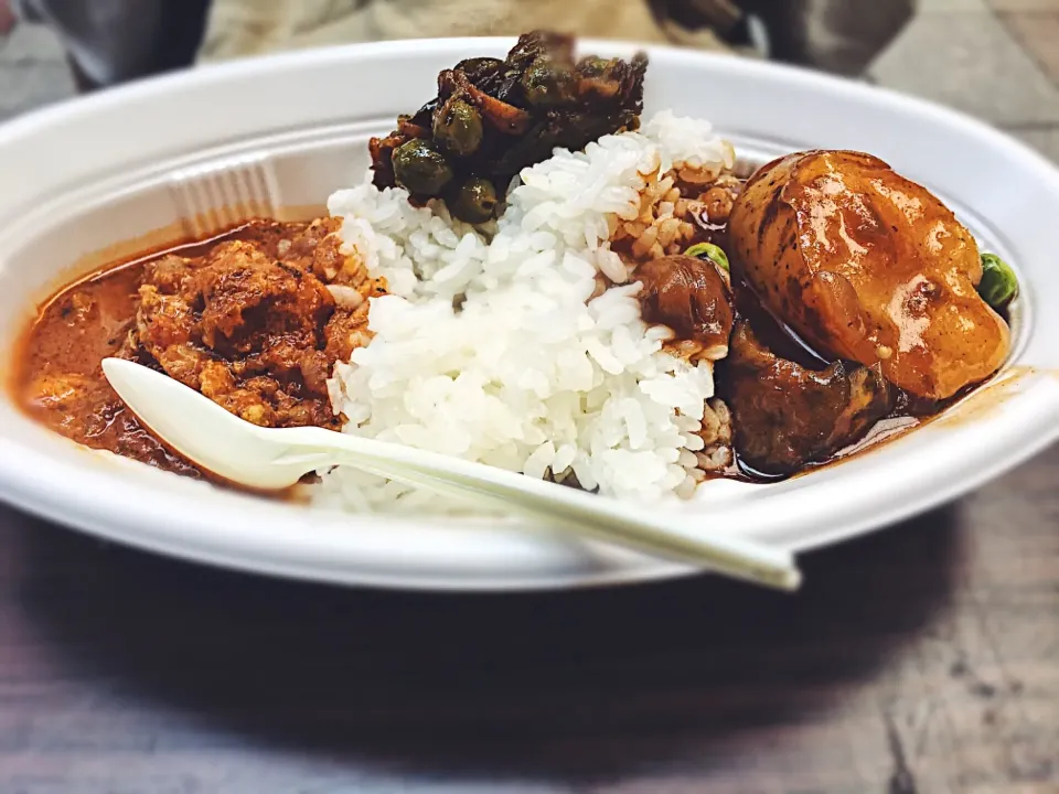 昨夜は三ノ宮グリーマーケットにて、カチキンとレンコンのカレーの屋台出店❤️🇵🇰これはビーフシチューとのあいがけ✨#カレー#パキスタン#curry|yo-chiさん