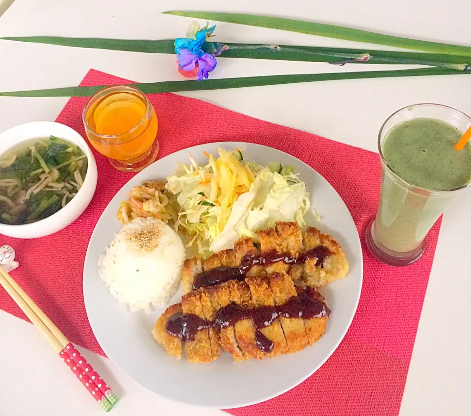 Snapdishの料理写真:朝ごはんは勝負飯( ◠‿◠ )
トンカツ二枚（笑）バルサミコ酢ソースでスタートしましたよ〜〜💪💪💪🤗|はみちゃんさん