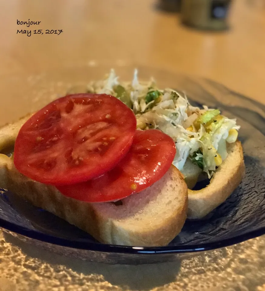 トマトとキャベツ コーン チーズのサンドイッチ🌽😋|yasuko murakamiさん