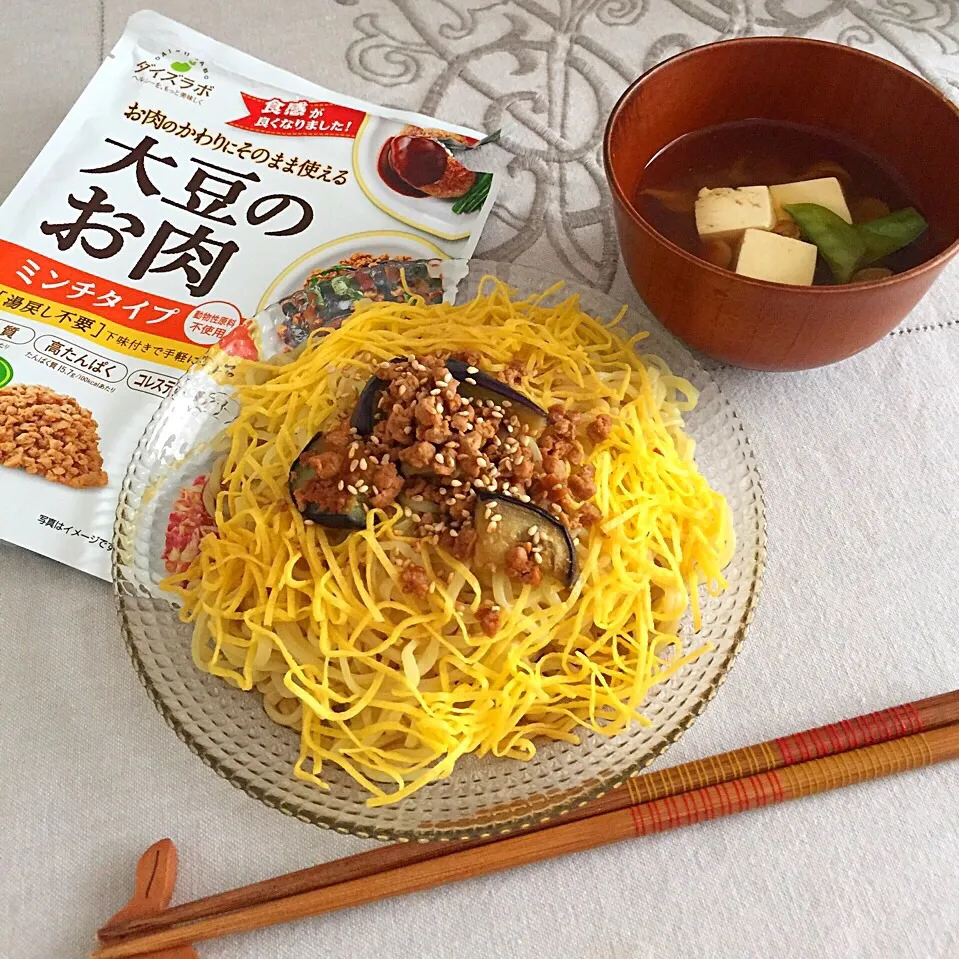 大豆のお肉のミンチとナスの味噌炒めを、冷やし中華のトッピングに！
味が濃くなるので、冷やし中華の付属のタレは少なめに♪|まぁちゃんさん