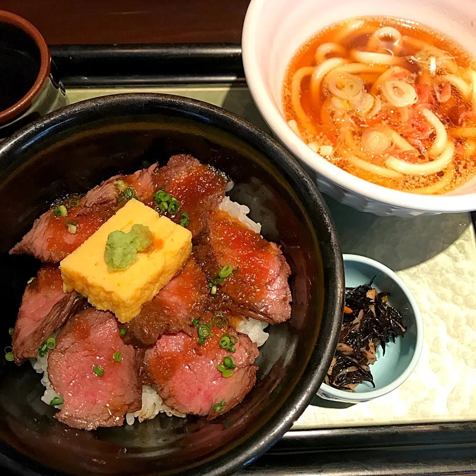 Snapdishの料理写真:短角牛のステーキ丼@三冨魯久汁八(三越前)|塩豚骨さん