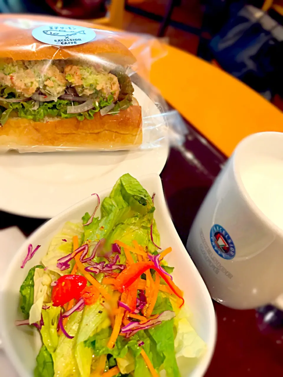 王子サーモンとブロッコリーのサンド🥖    サラダ🥗  ホットミルク🥛|ch＊K*∀o(^^*)♪さん