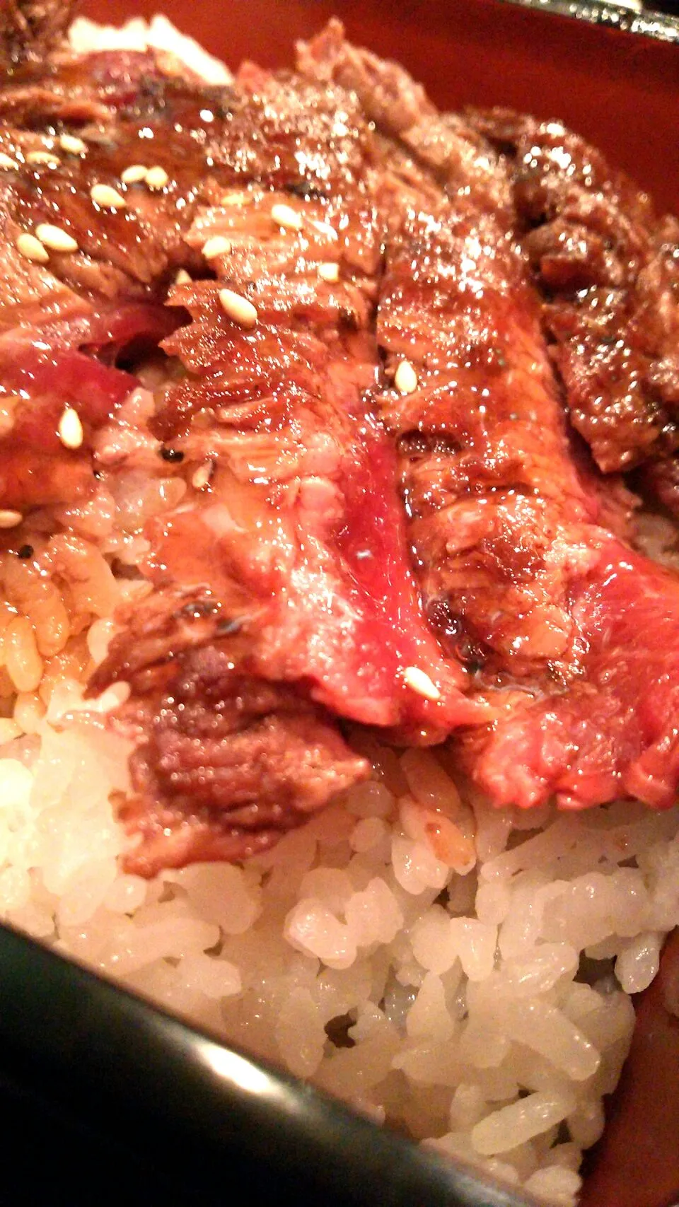 #Lunch Beef steak served over rice in a lacquered box 牛ステーキ重 #ランチ|まめさん