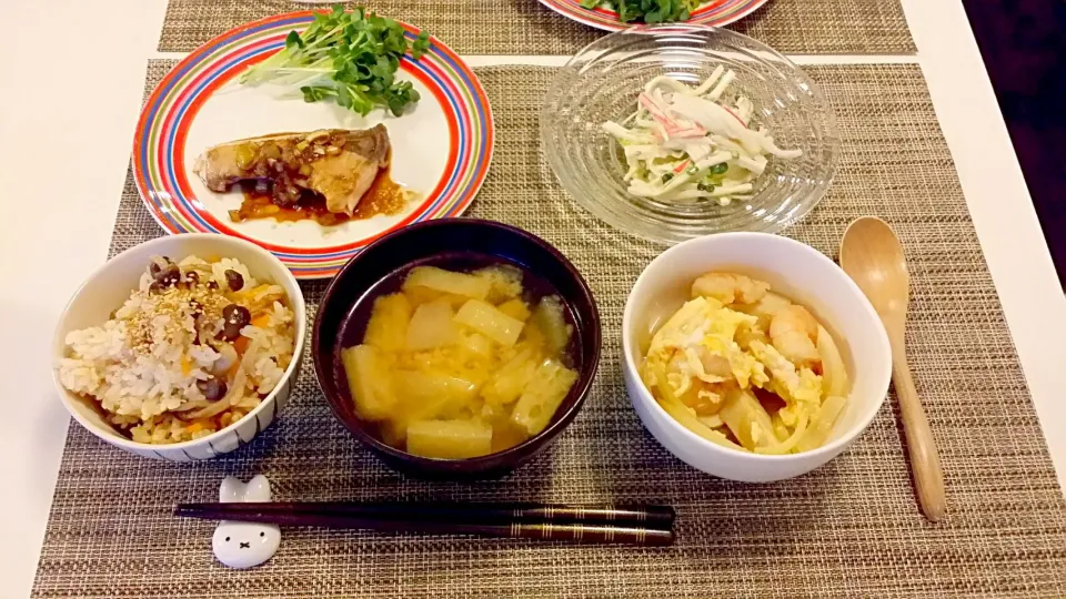 Snapdishの料理写真:今日の夕食　ぶりの香味ソース、大根サラダ、高野豆腐とえびの卵とじ、昆布つゆ炊き込みご飯、大根と油揚げの味噌汁|pinknari🐰🌈さん