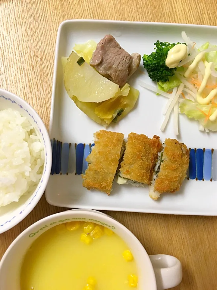 Snapdishの料理写真:鯵の大葉チーズフライ、サラダ、ぎゅうぎゅう蒸し、コーンスープ、ご飯

#ムスメご飯|mossan＠OSAKAさん