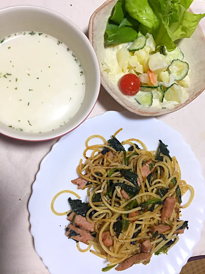 Snapdishの料理写真:焼きスパゲッティ（ほうれん草とスパム）、ポテトサラダ、コーンスープ。|岸野 令子さん