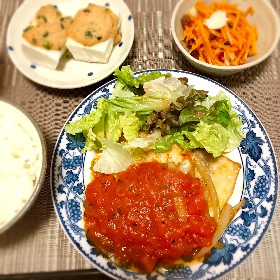 Snapdishの料理写真:5.15
カジキのトマトソースがけ
はんぺんの明太マヨ焼き|たまさん