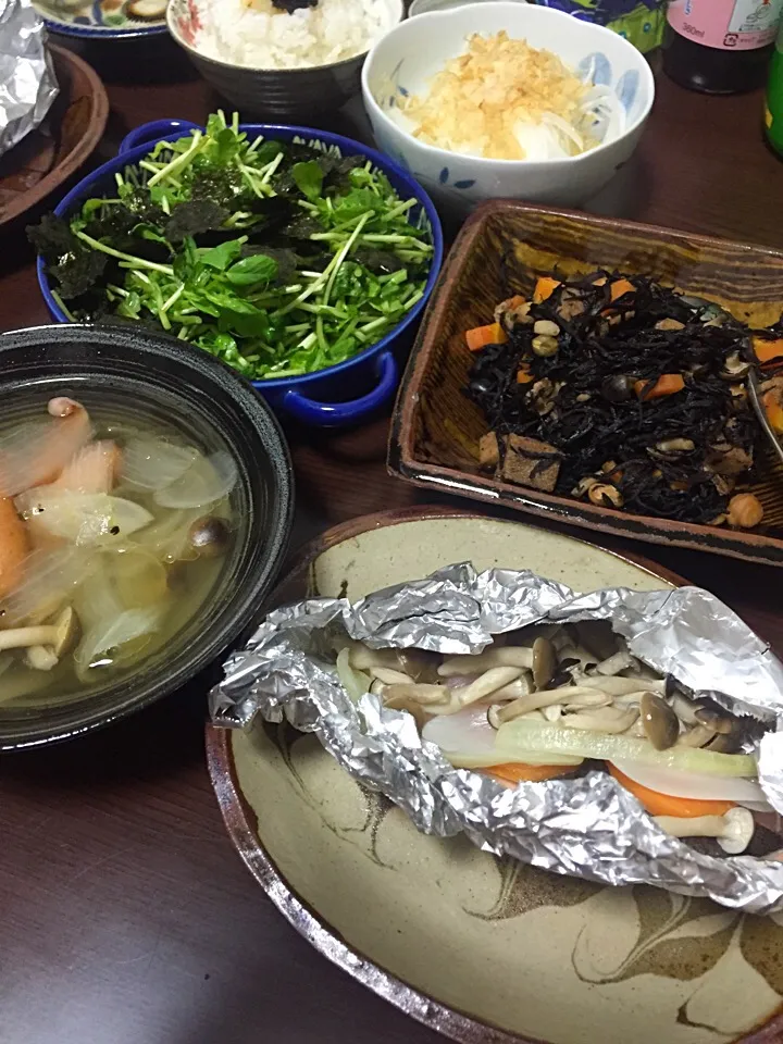 5月15日晩ご飯。鮭のホイル焼き、高野豆腐ひじき、豆苗サラダ、しんたまスライス、コンソメスープ。|あやさん