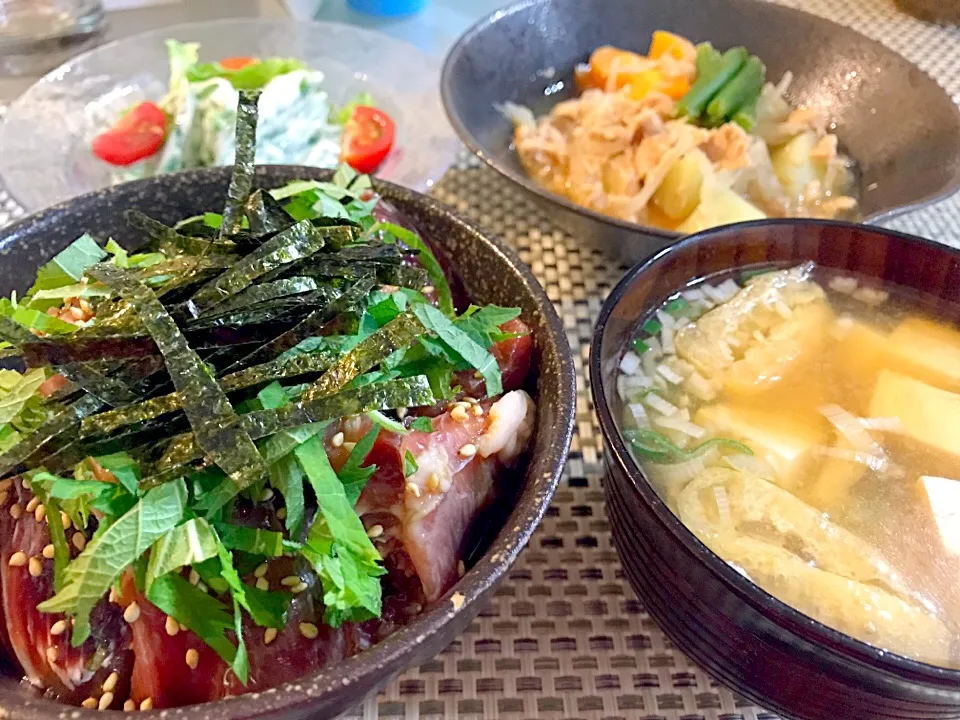 Snapdishの料理写真:マグロの漬け丼、豆腐とワカメの味噌汁、ツナジャガ、スナップエンドウのサラダ|Katsuya Kudoさん