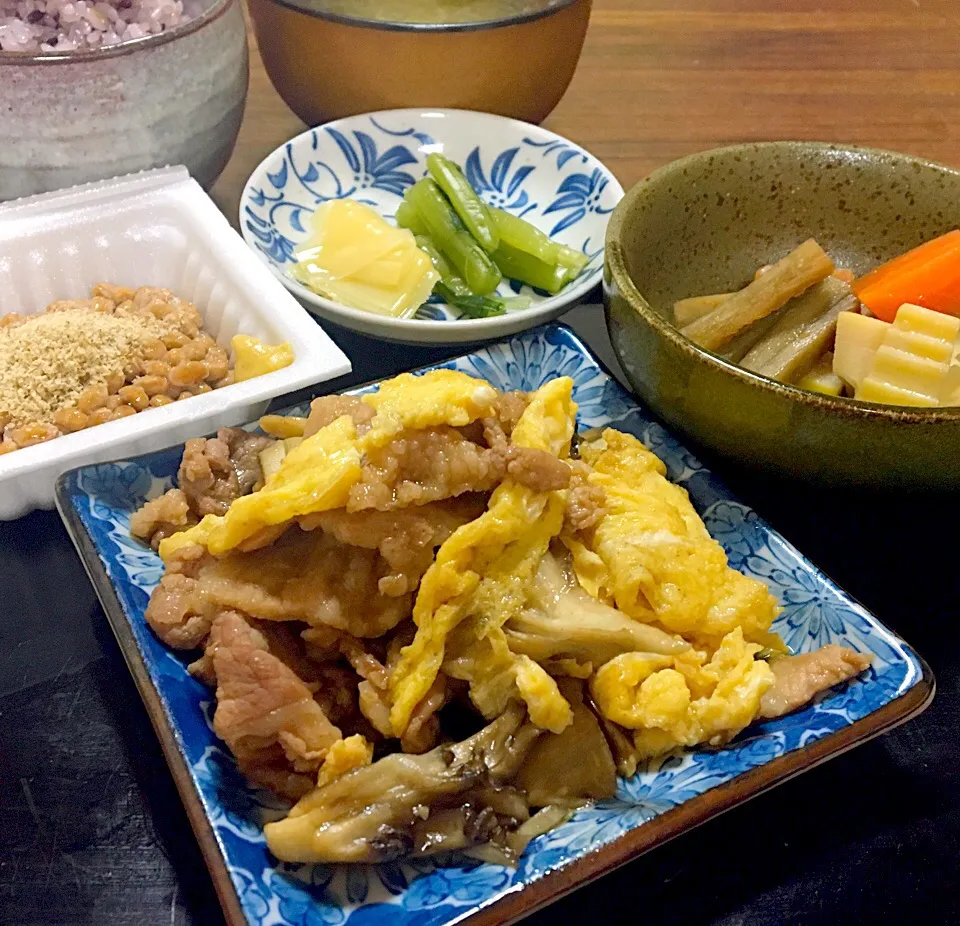 単身赴任の晩ごはん🌃🌙.*
豚と舞茸の卵炒め
鶏とタケノコの煮物
きんぴらごぼう
納豆（すり胡麻、辛子、めんつゆ）
タケノコ姫皮の甘酢漬  野沢菜漬
ワカメと野沢菜漬と切り干し大根のスープ|ぽんたさん