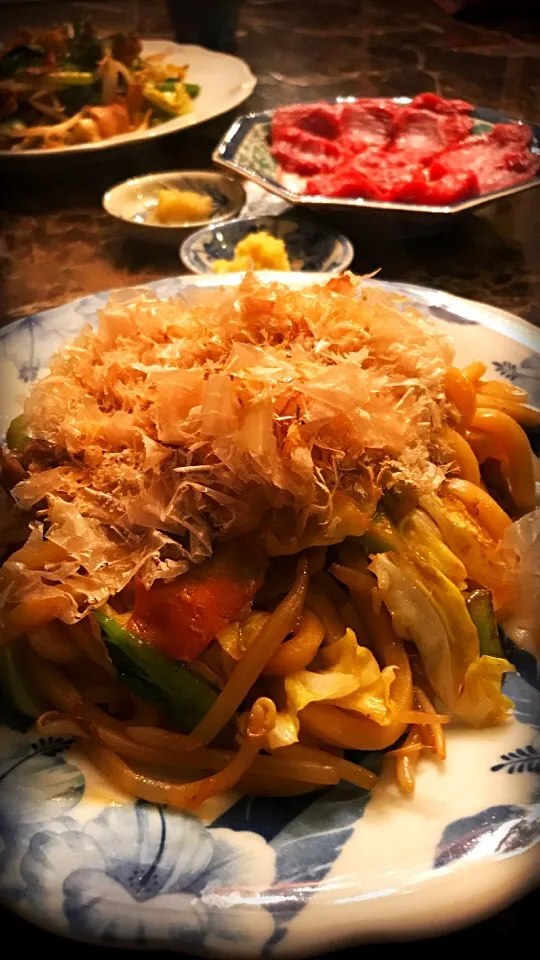 焼きうどん＆奥の写真は焼きそば＆馬刺し🌈 手抜き~💪🏼|💍ごはん🍚さん