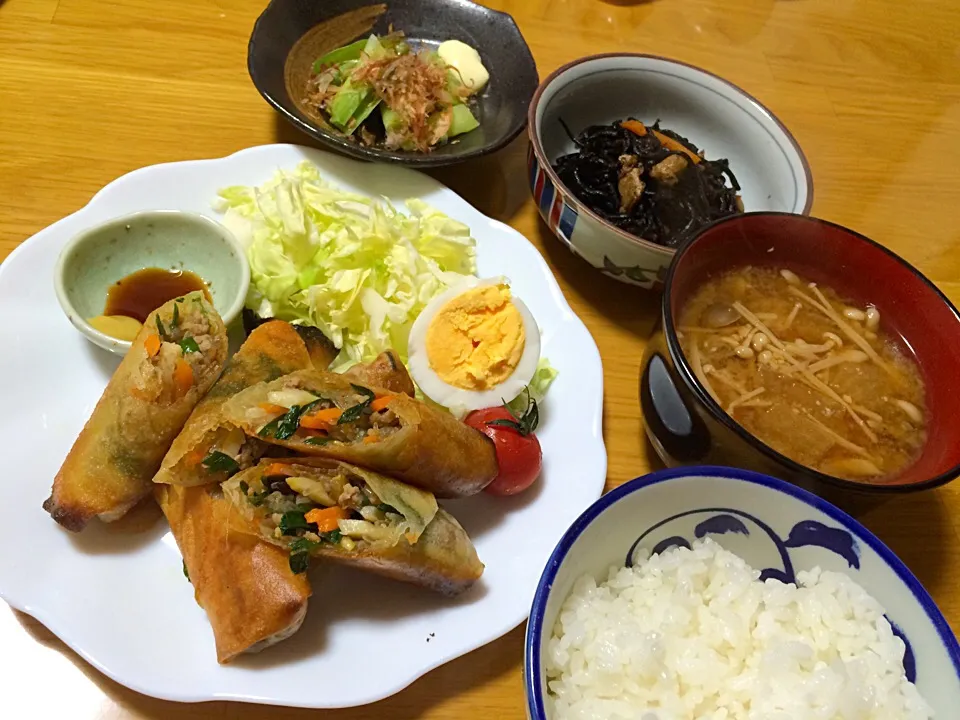 Snapdishの料理写真:はるまき、ひじきの煮物、うるいのお浸し、味噌汁、ごはん|いちごさん