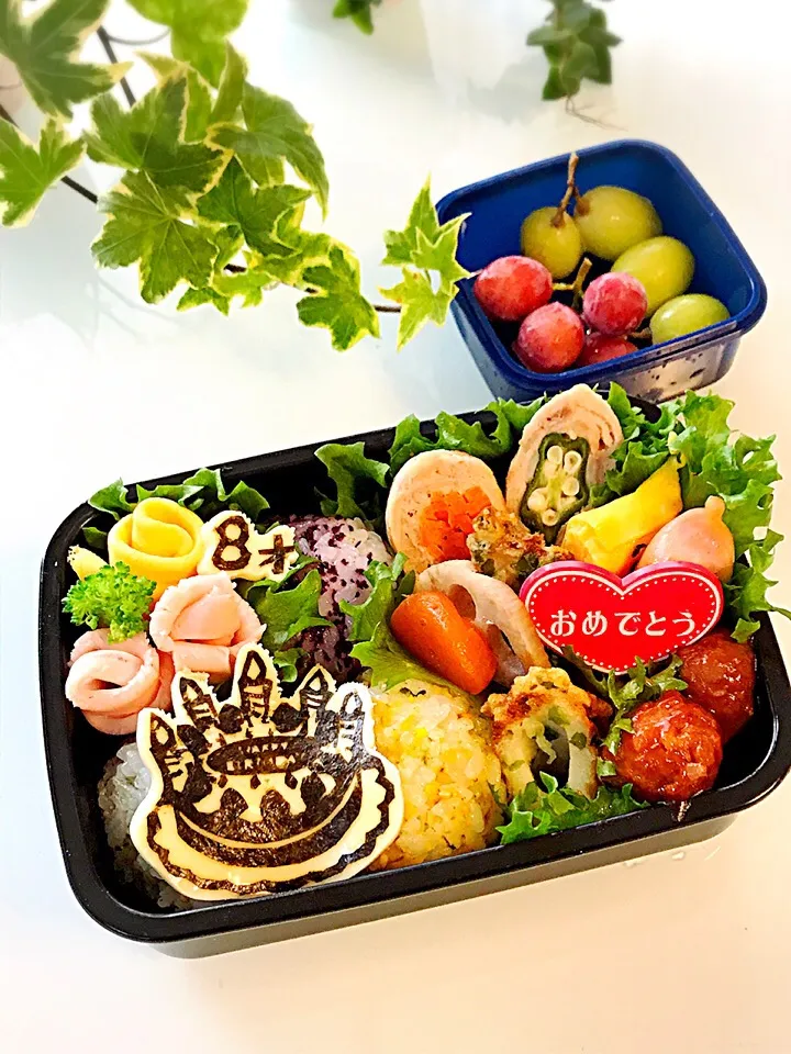 小学生息子弁当🎵  
今日は遠足☆ 明日は誕生日♡

#ちくわの磯辺揚げ #ミートボール #豚肉野菜巻き#玉子焼き #ウィンナー|Snow10さん