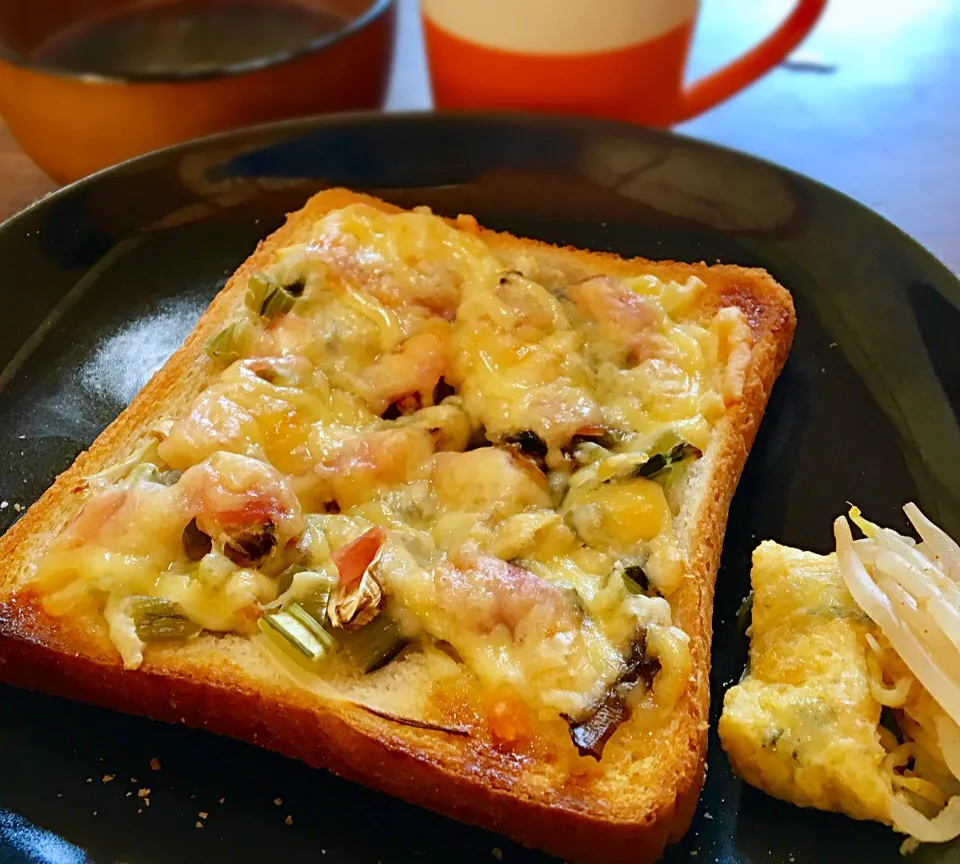 Snapdishの料理写真:単身赴任の朝ごはん🌅☀️
野沢菜漬と舞茸とベーコンのピザトースト🍕🍞
ワカメと野沢菜漬と切り干し大根のスープ
野沢菜漬入り玉子焼き
もやしナムル
カフェオレ#単身赴任朝食|ぽんたさん