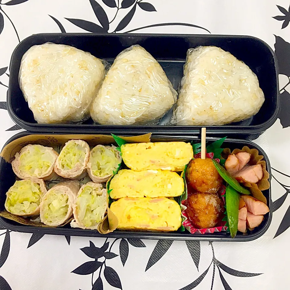 Snapdishの料理写真:息子のお弁当 キャベツの豚肉ロール ベーコンとチーズ入り卵焼き 肉団子 お花ウィンナー スナップえんどう 玄米おにぎり|keitakumamaさん