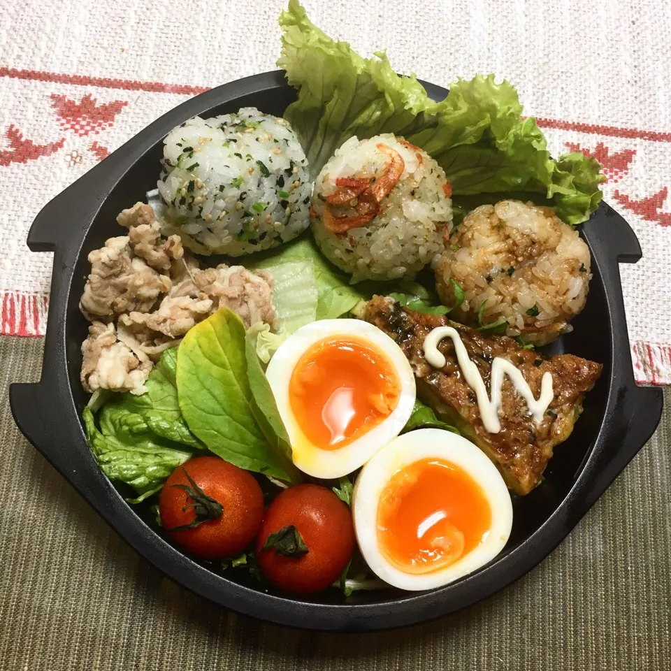 三色おにぎり弁当🍙 (& - すき焼き - お好み焼き - 半熟卵 - サラダ)|Ayanniさん